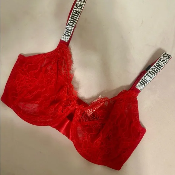 Victoria's Secret Red Fabulous Shine Strap Lace Unlined
Very Sexy Full-Cup Bra - Picture 3 of 5